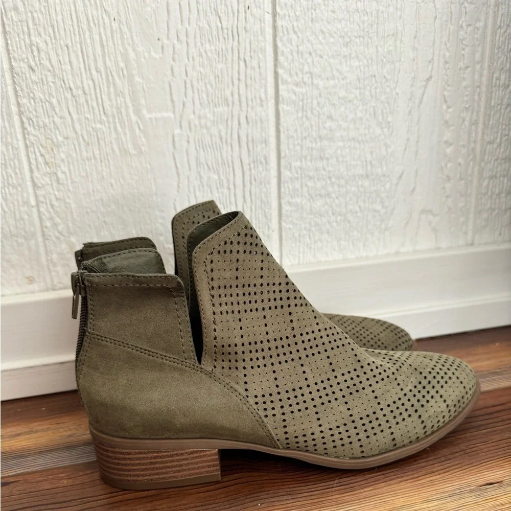 Francesca’s olive green booties size 8 1/2m